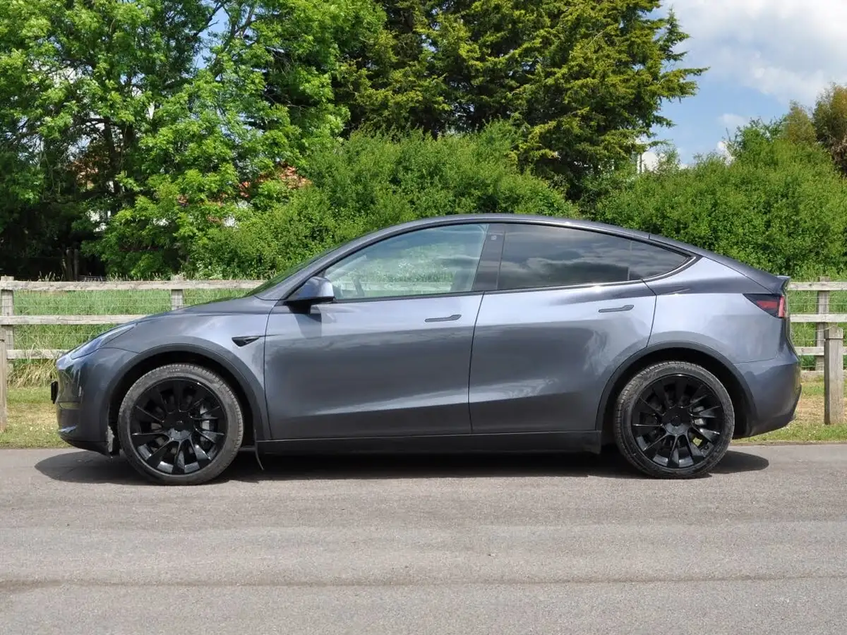 2022-tesla-model-y-e-long-range-big-3