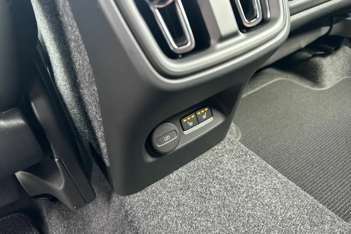 2024-volvo-xc40-20-b3-plus-big-29