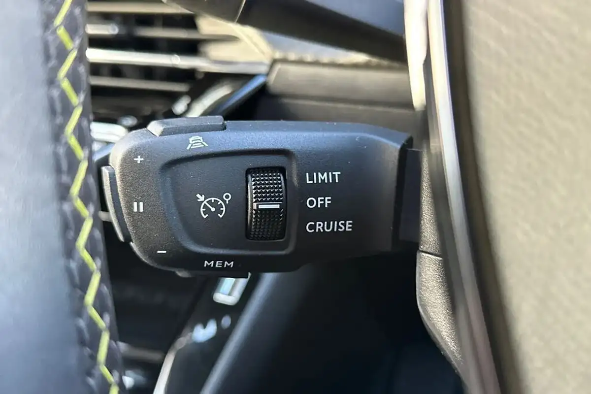 2021-peugeot-2008-suv-e-gt-premium-big-32