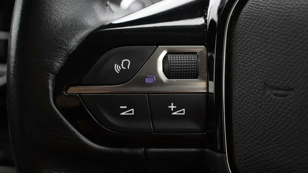 2020-peugeot-2008-suv-12-puretech-allure-100bhp-big-21