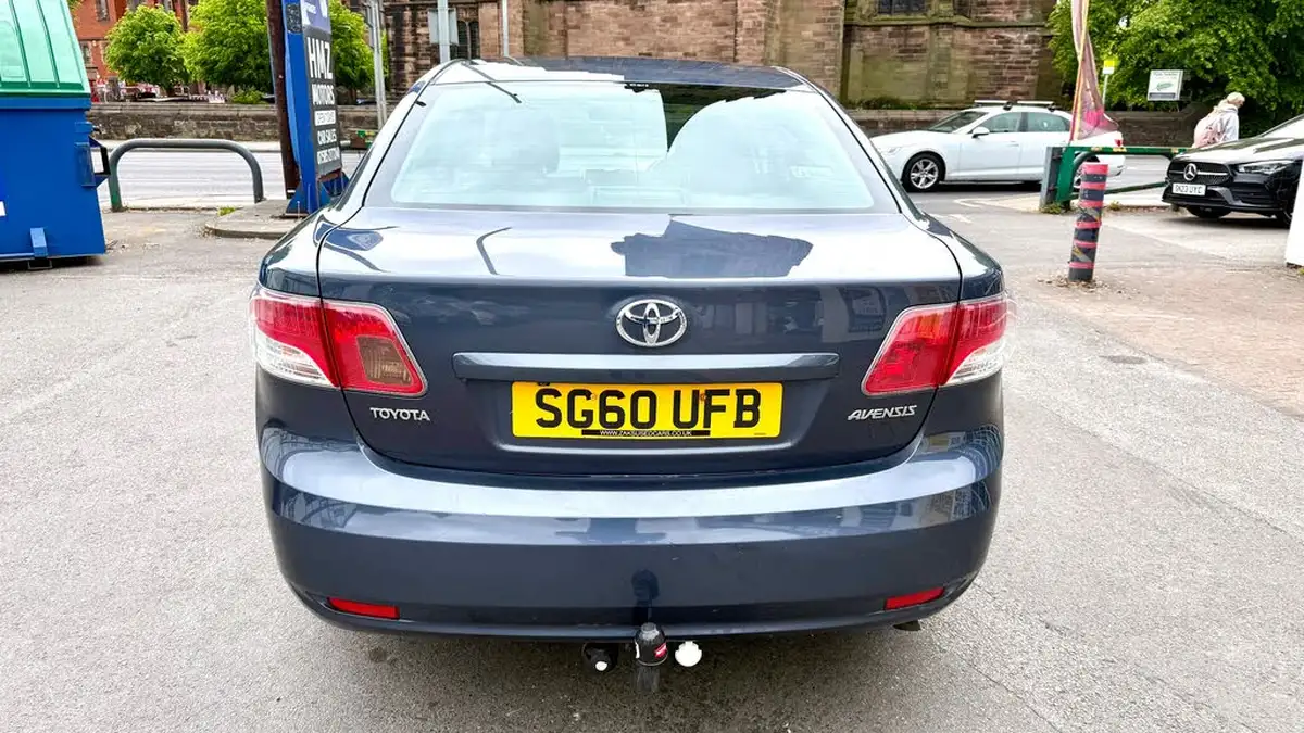 2010-toyota-avensis-big-5