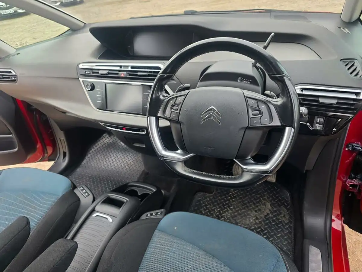 2016-citroen-grand-c4-picasso-16bluehdi-feel-eat6-big-48