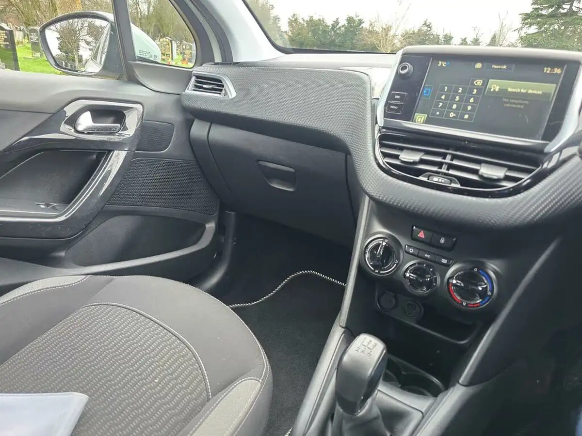 2015-peugeot-208-12-puretech-active-5d-big-22