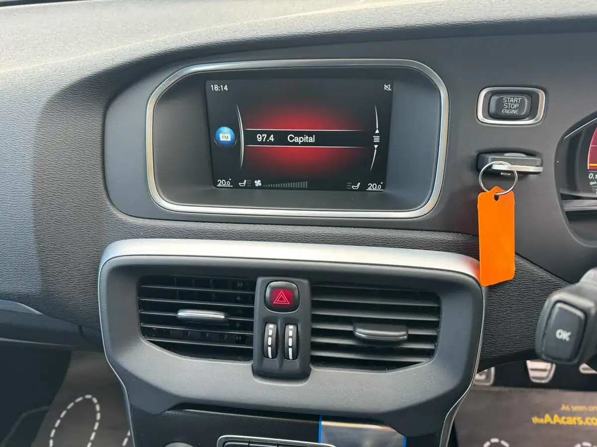 2015-volvo-v40-20td-d2-r-design-lux-nav-big-26