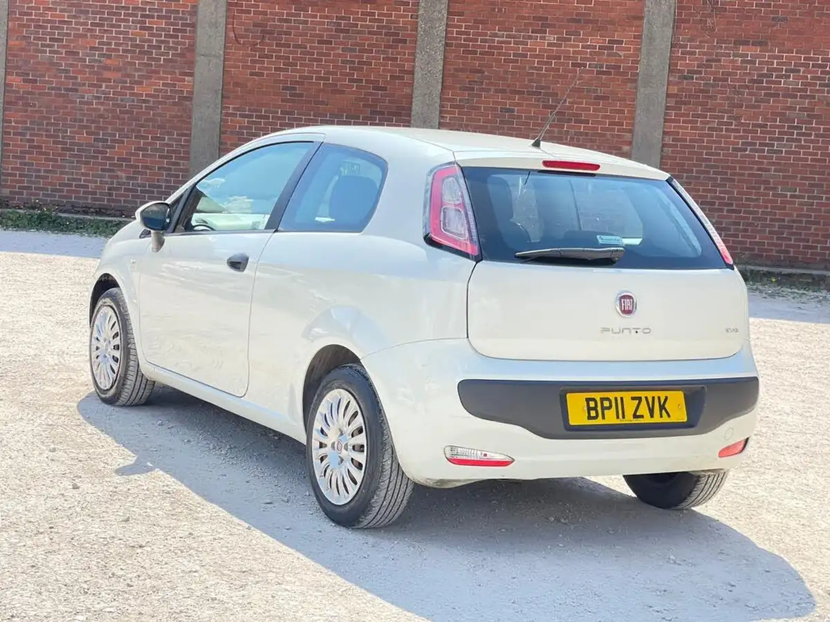 2011-fiat-punto-evo-12-active-3d-big-10