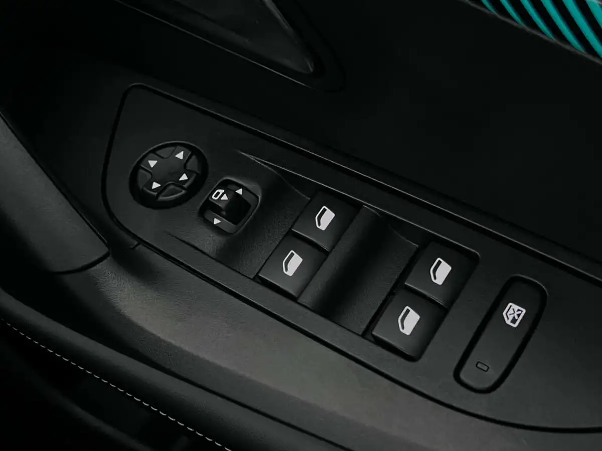 2022-peugeot-2008-suv-12-puretech-allure-premium-130bhp-eat8-big-28