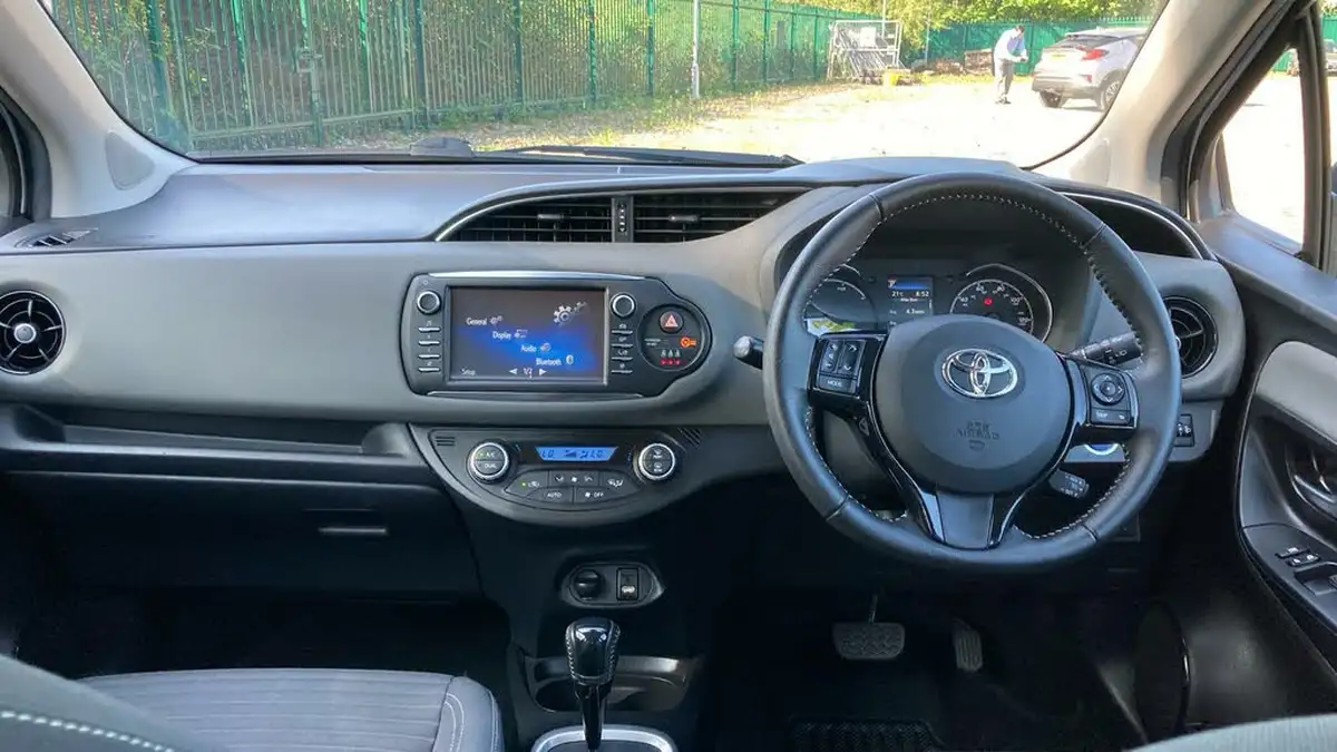 2020-toyota-yaris-15-vvt-i-icon-98bhp-hybrid-1497cc-e-cvt-big-4