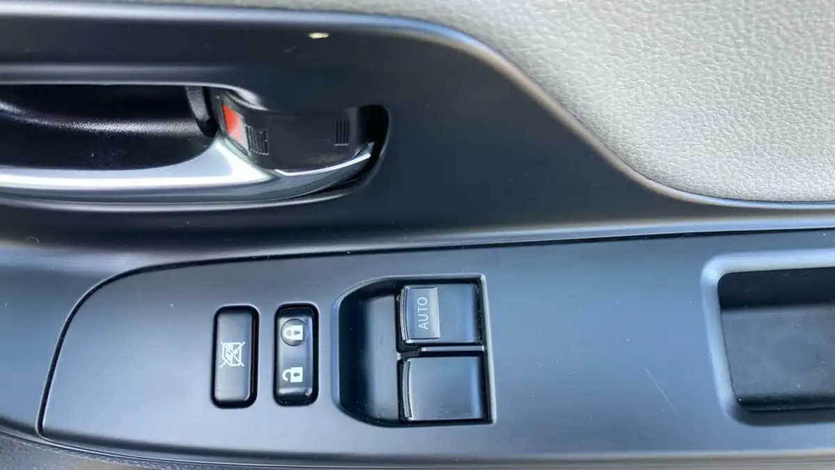 2020-toyota-yaris-15-vvt-i-icon-98bhp-hybrid-1497cc-e-cvt-big-28