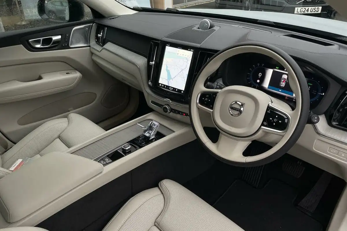 2024-volvo-xc60-20-t8-ultra-dark-big-4
