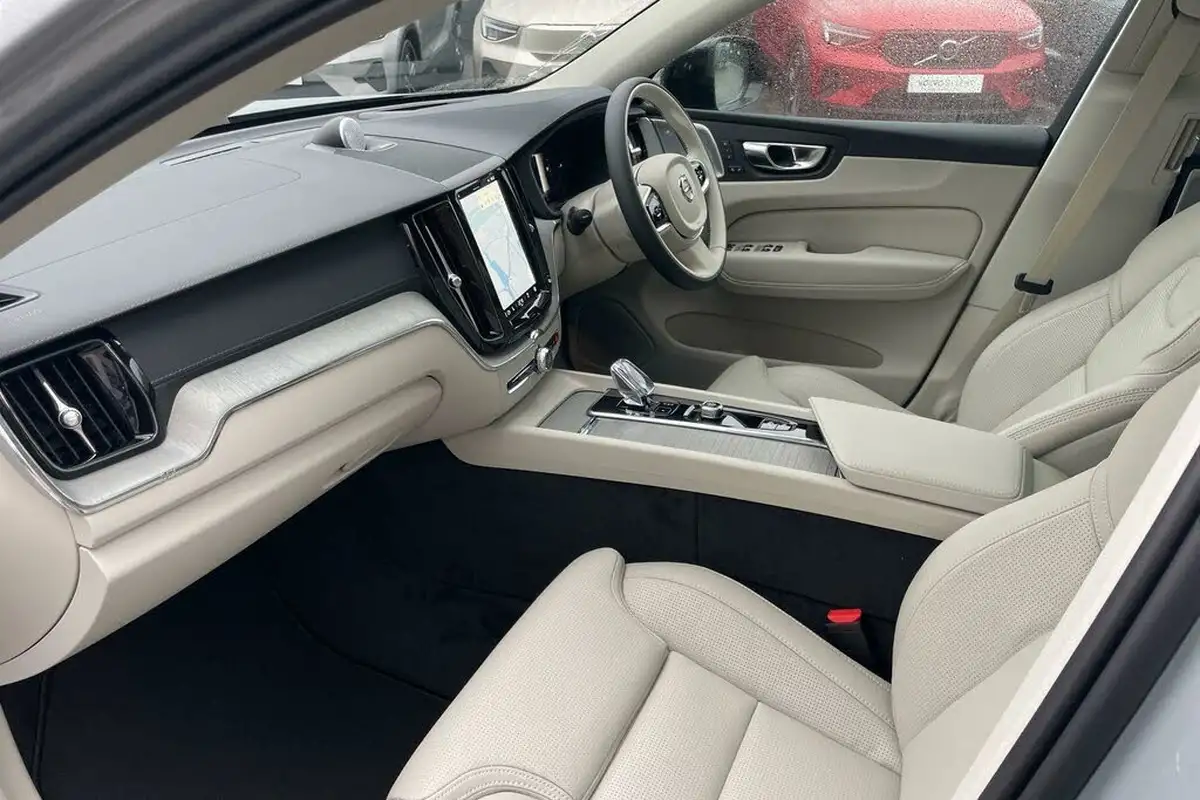 2024-volvo-xc60-20-t8-ultra-dark-big-28