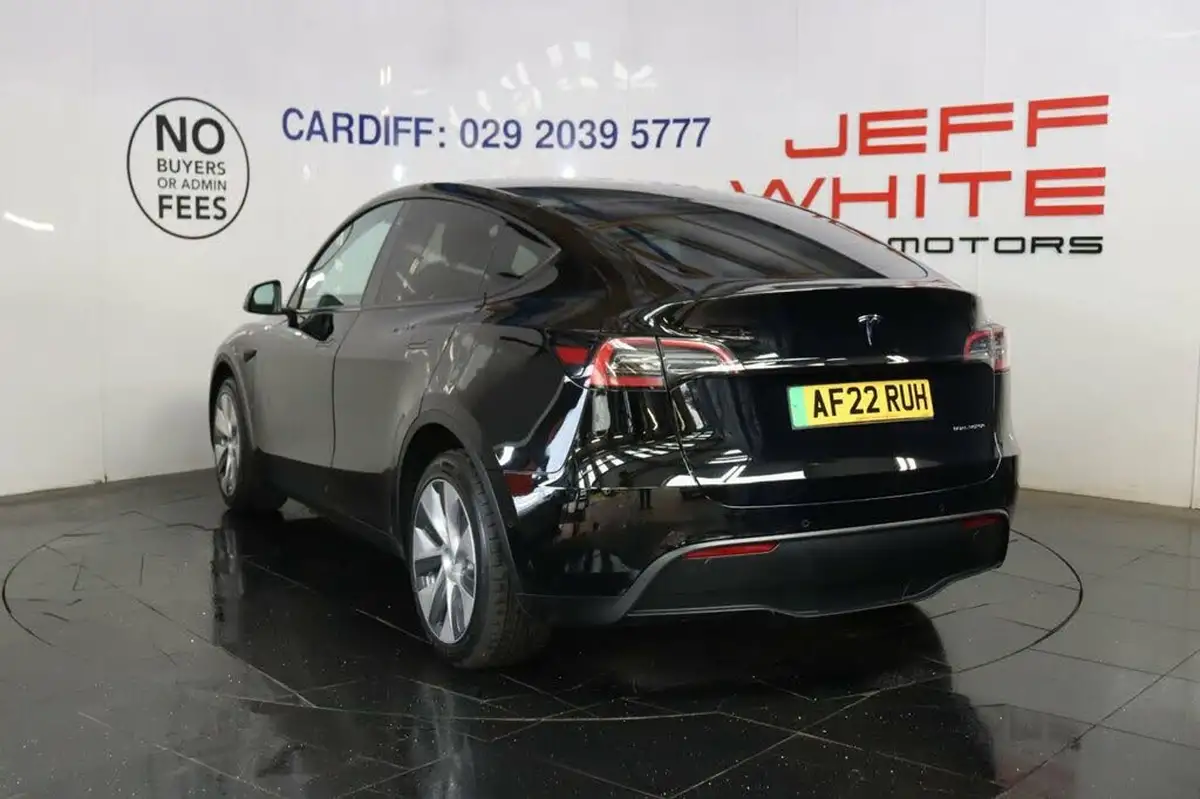 2022-tesla-model-y-e-long-range-big-23