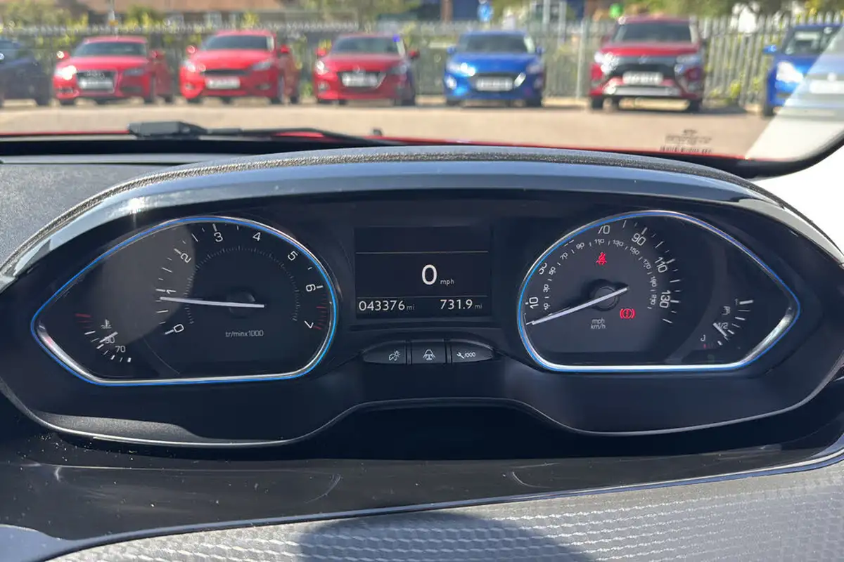 2018-peugeot-2008-suv-12-puretech-allure-premium-ss-big-12