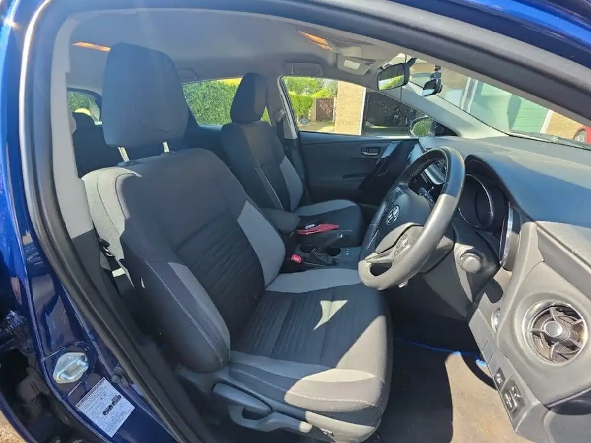 2016-toyota-auris-18-vvt-i-hsd-business-edition-hatchback-big-5
