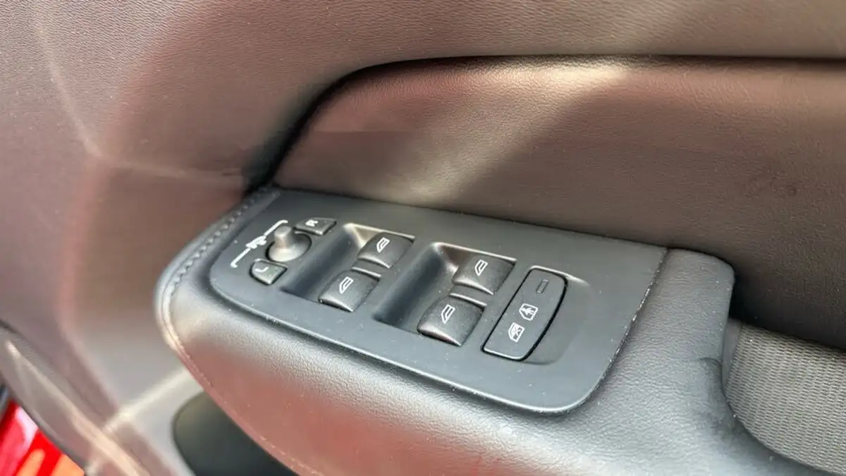 2022-volvo-xc60-20-b5-plus-big-23