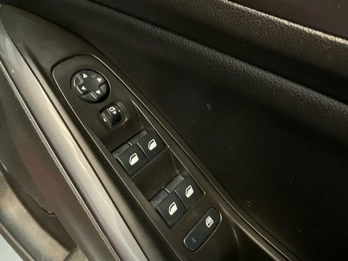 2020-vauxhall-grandland-x-12-sri-nav-big-31