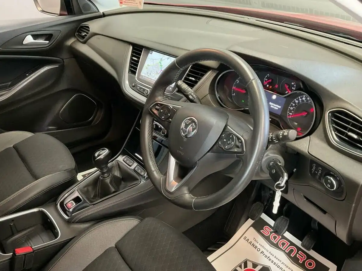 2020-vauxhall-grandland-x-12-sri-nav-big-3