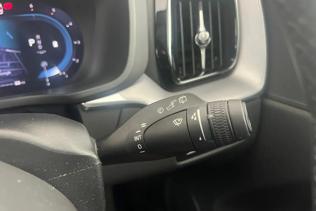 2021-volvo-xc60-20td-b4-momentum-awd-big-35