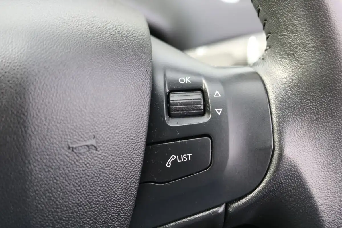 2019-peugeot-208-12-puretech-active-82bhp-ss-big-28