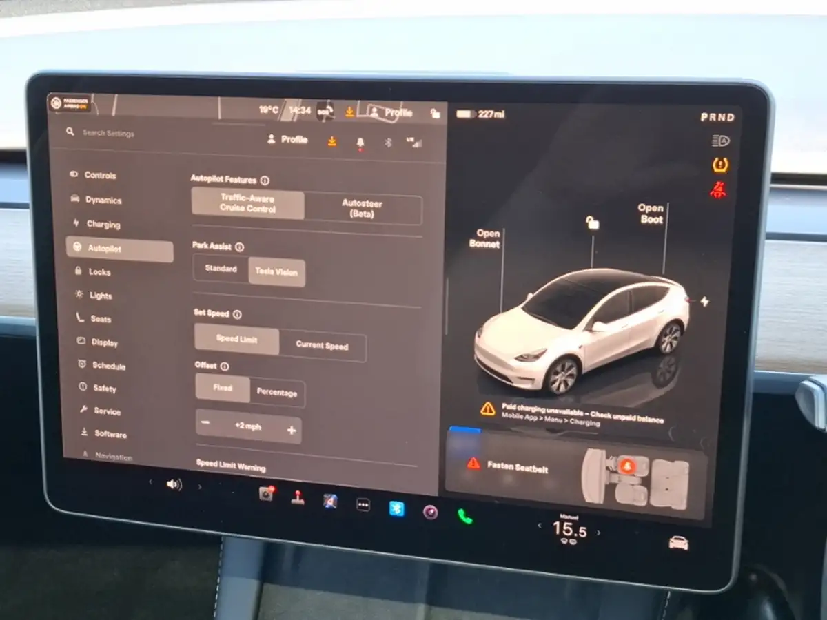 2022-tesla-model-y-e-long-range-big-15