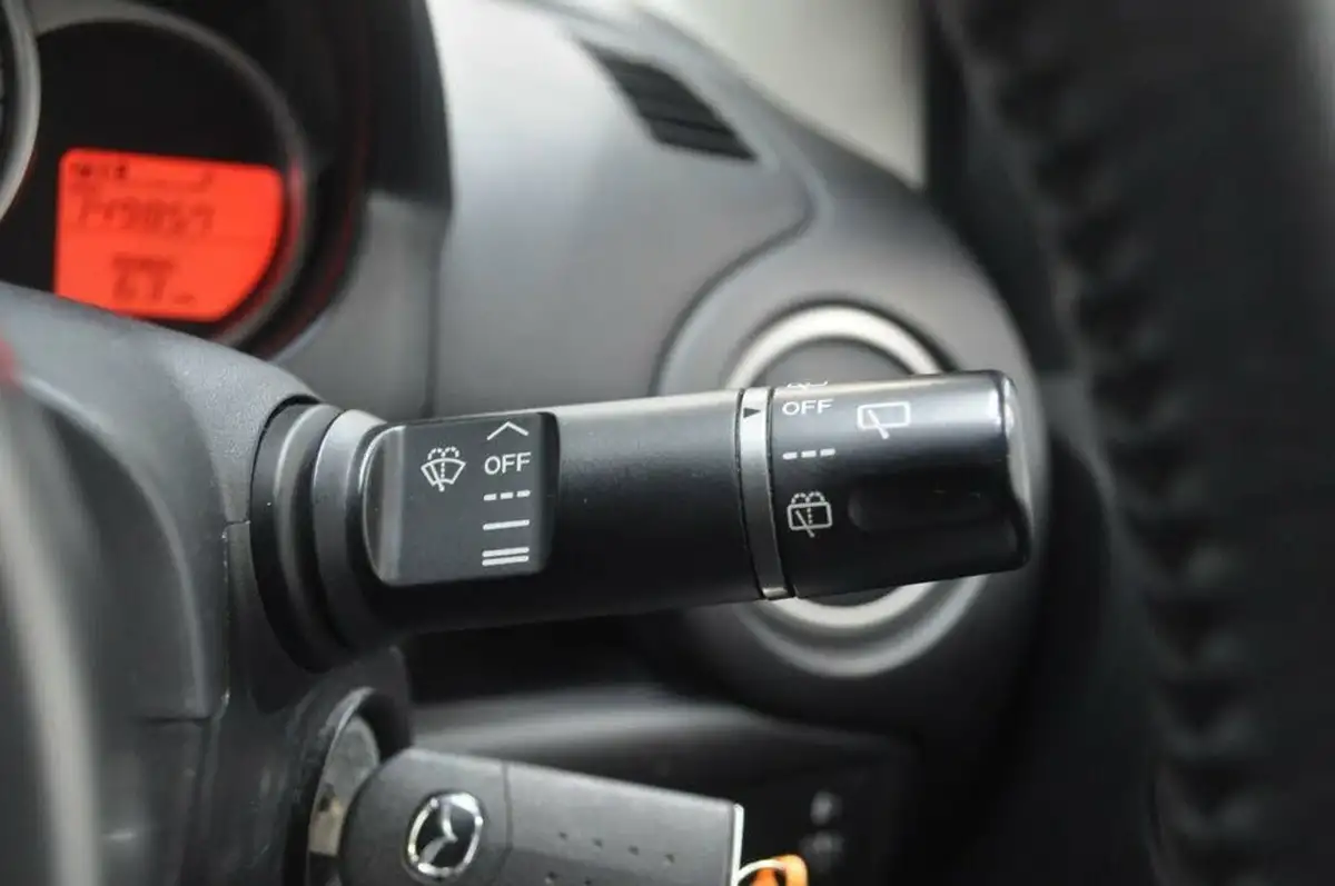 2012-mazda-mazda2-13-tamura-3d-big-30
