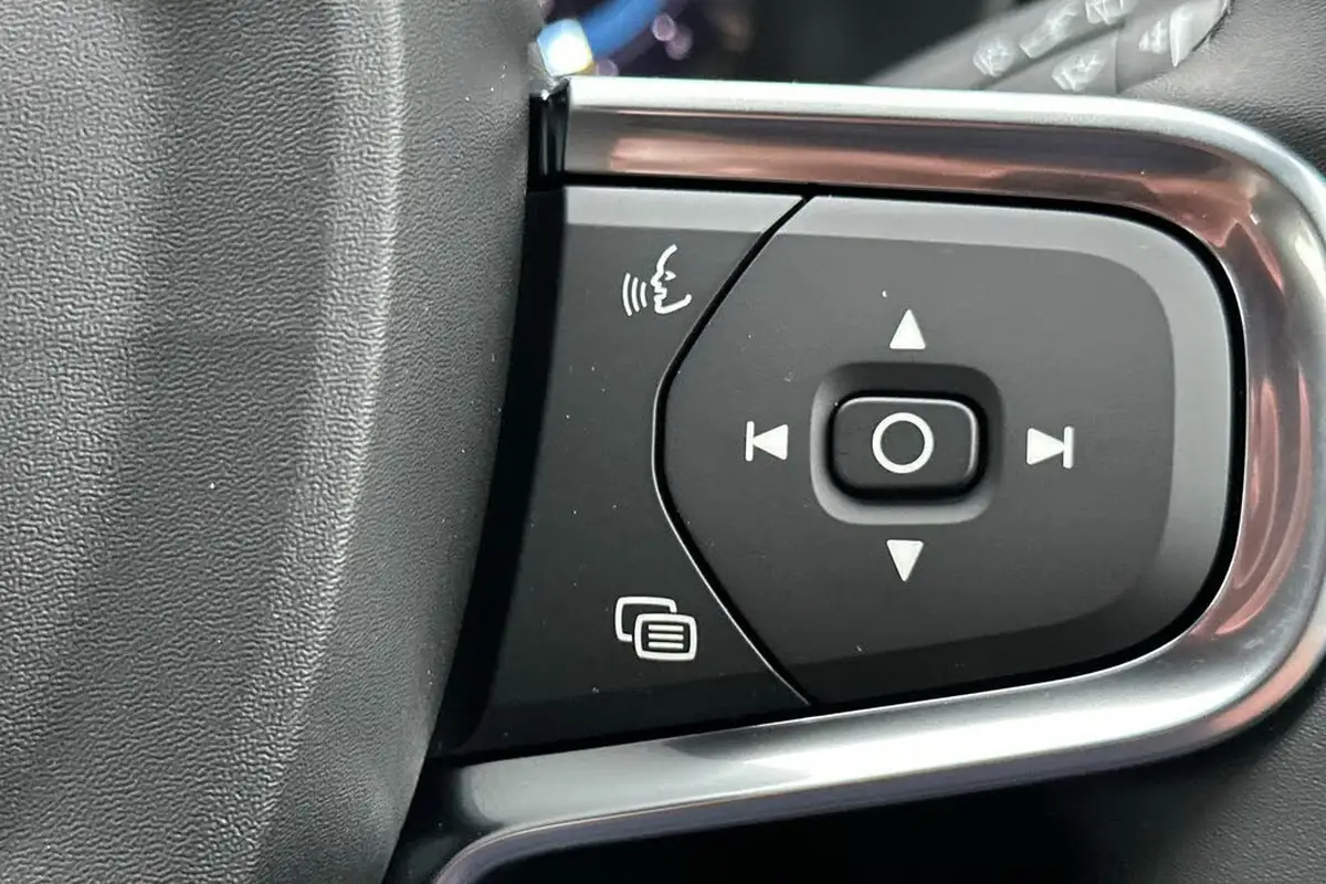 2024-volvo-xc40-20-b3-plus-big-11
