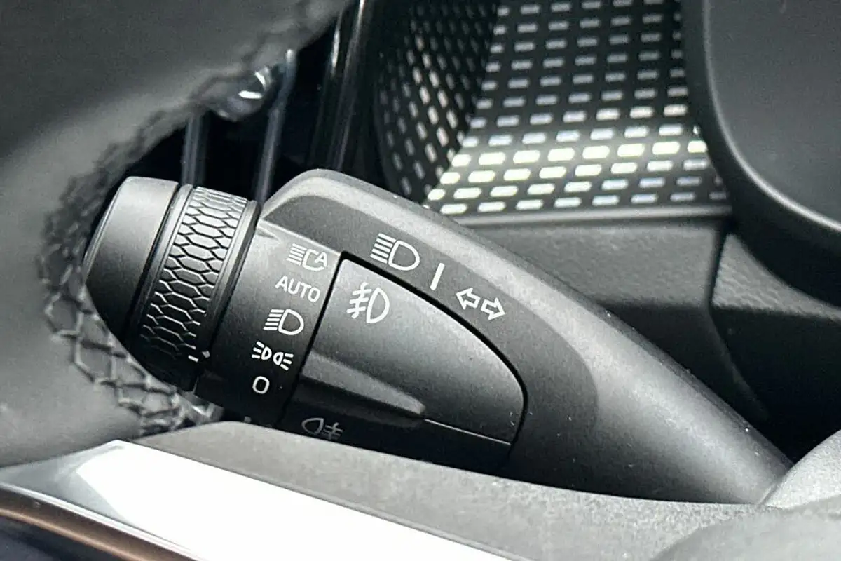 2024-volvo-xc40-20-b3-plus-big-39