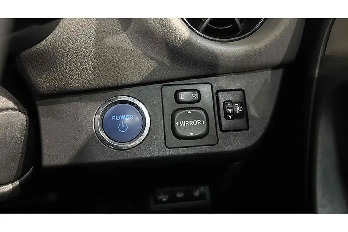 2019-toyota-yaris-15-vvt-i-icon-tech-98bhp-hybrid-1497cc-e-cvt-big-30