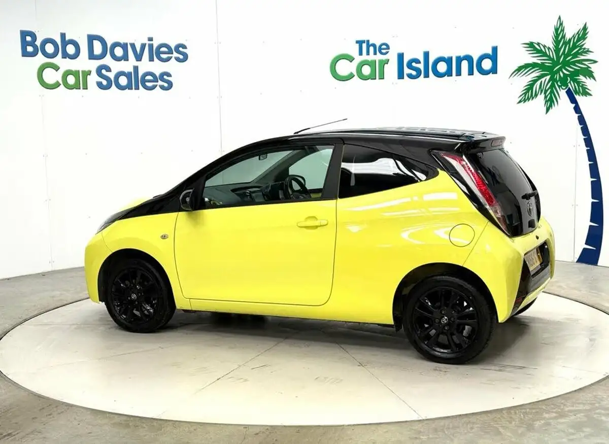 2016-toyota-aygo-10-vvt-i-x-cite-3-bi-tone-yellow-3d-big-5