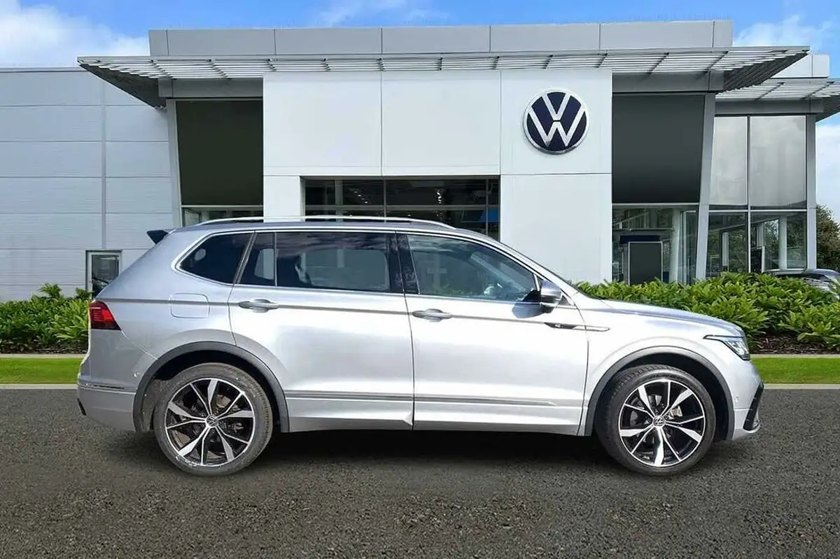 2022-volkswagen-tiguan-allspace-15-tsi-r-line-big-3