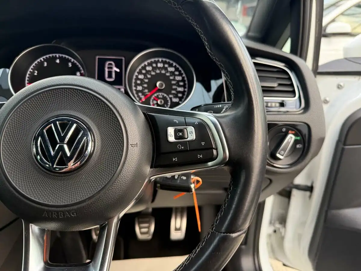 2017-volkswagen-golf-15-tsi-r-line-5d-big-22