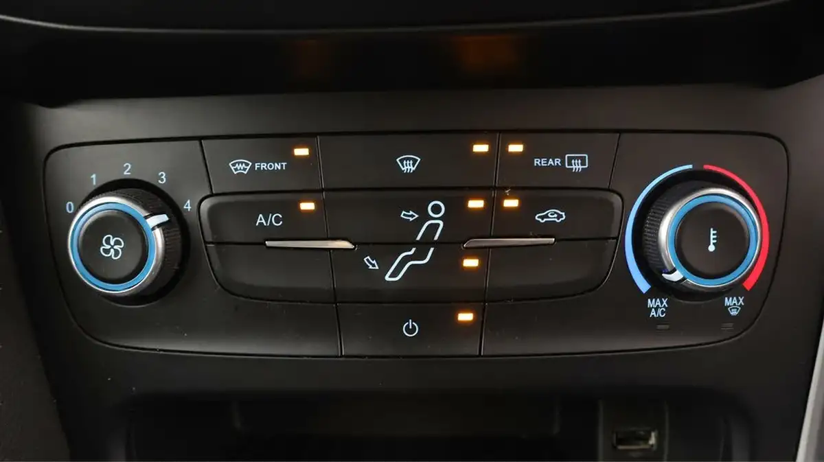 2018-ford-focus-10t-zetec-edition-125ps-hatchback-auto-big-16