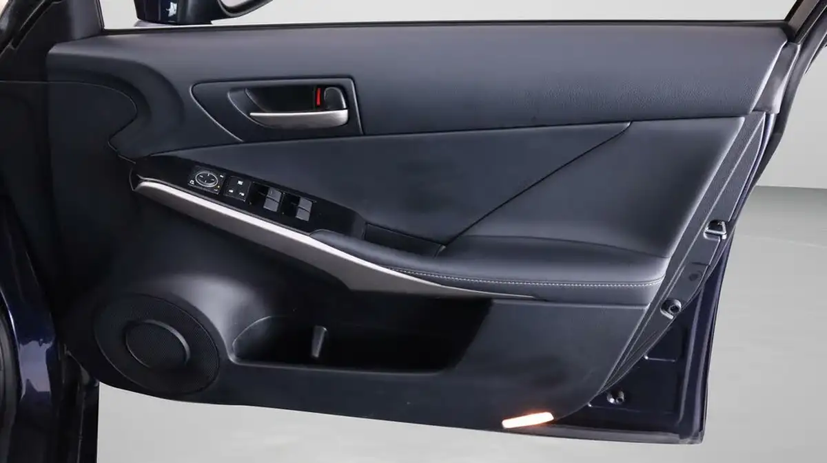 2019-lexus-is-300h-25-is-big-14