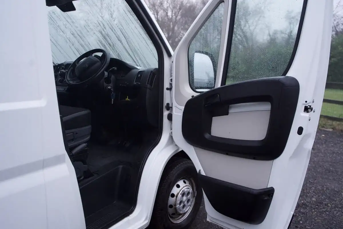 2019-peugeot-boxer-22-bluehdi-professional-335-l3-h2-panel-big-11