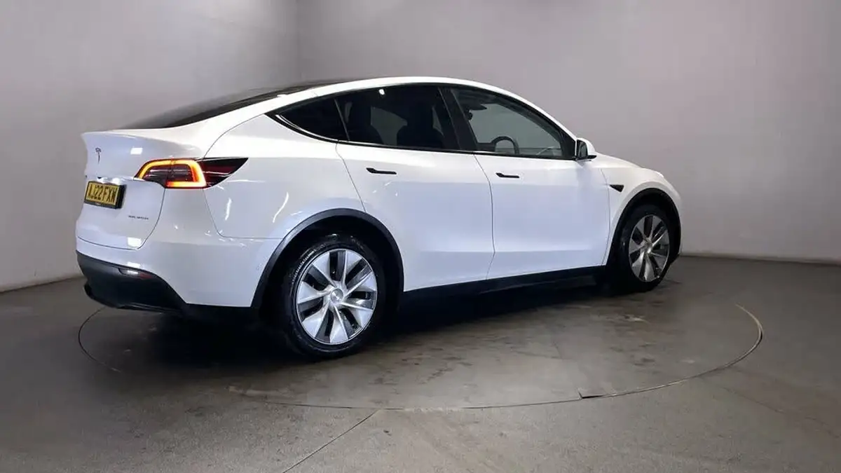 2022-tesla-model-y-e-long-range-big-7