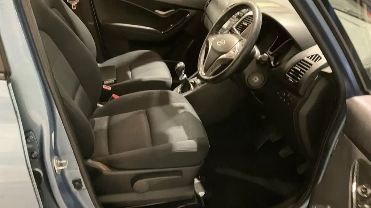 2012-hyundai-ix20-16td-active-big-6