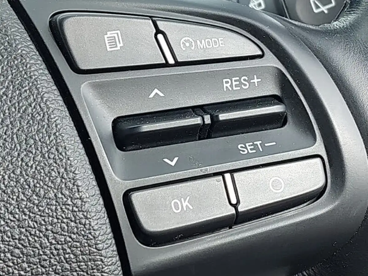 2021-hyundai-i10-10-se-connect-big-15