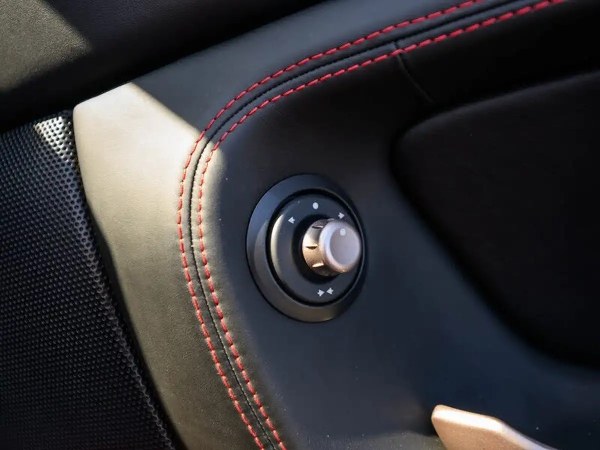2010-ferrari-california-43-big-28