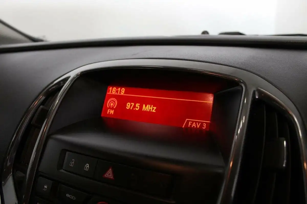 2012-vauxhall-astra-20td-elite-16v-165ps-ecoflex-ss-big-33