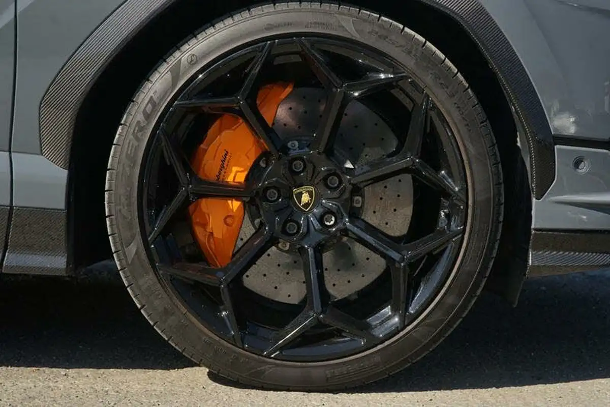 2024-lamborghini-urus-40-no-trim-big-8