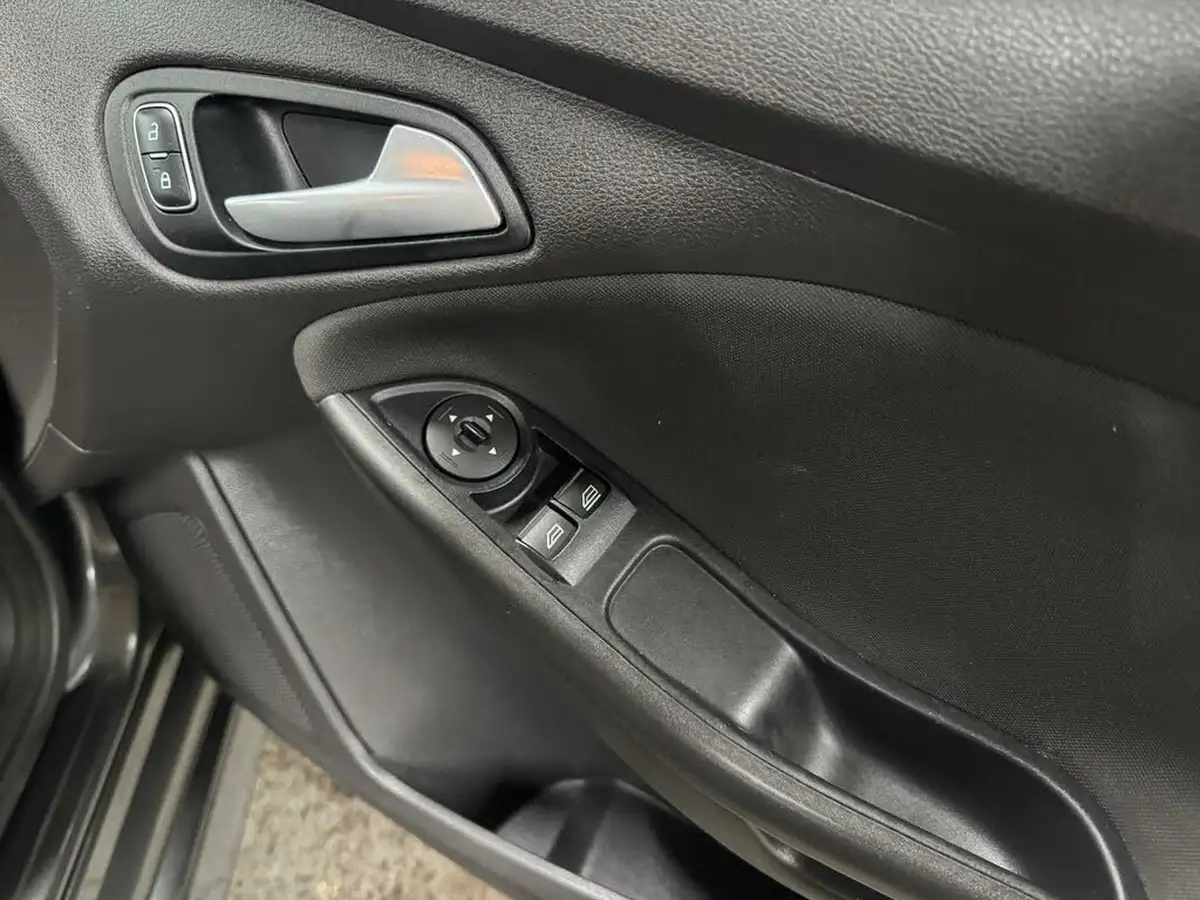 2015-ford-focus-16tdci-zetec-s-hatchback-big-7