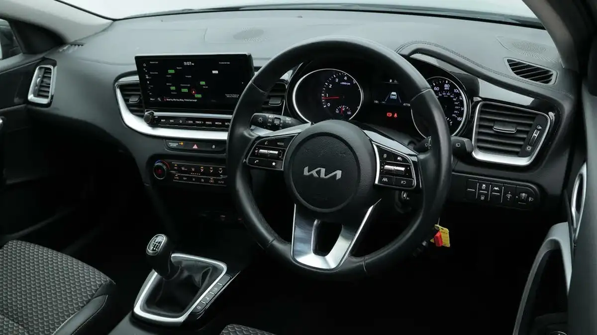 2022-kia-ceed-15-t-gdi-3-hatchback-big-9