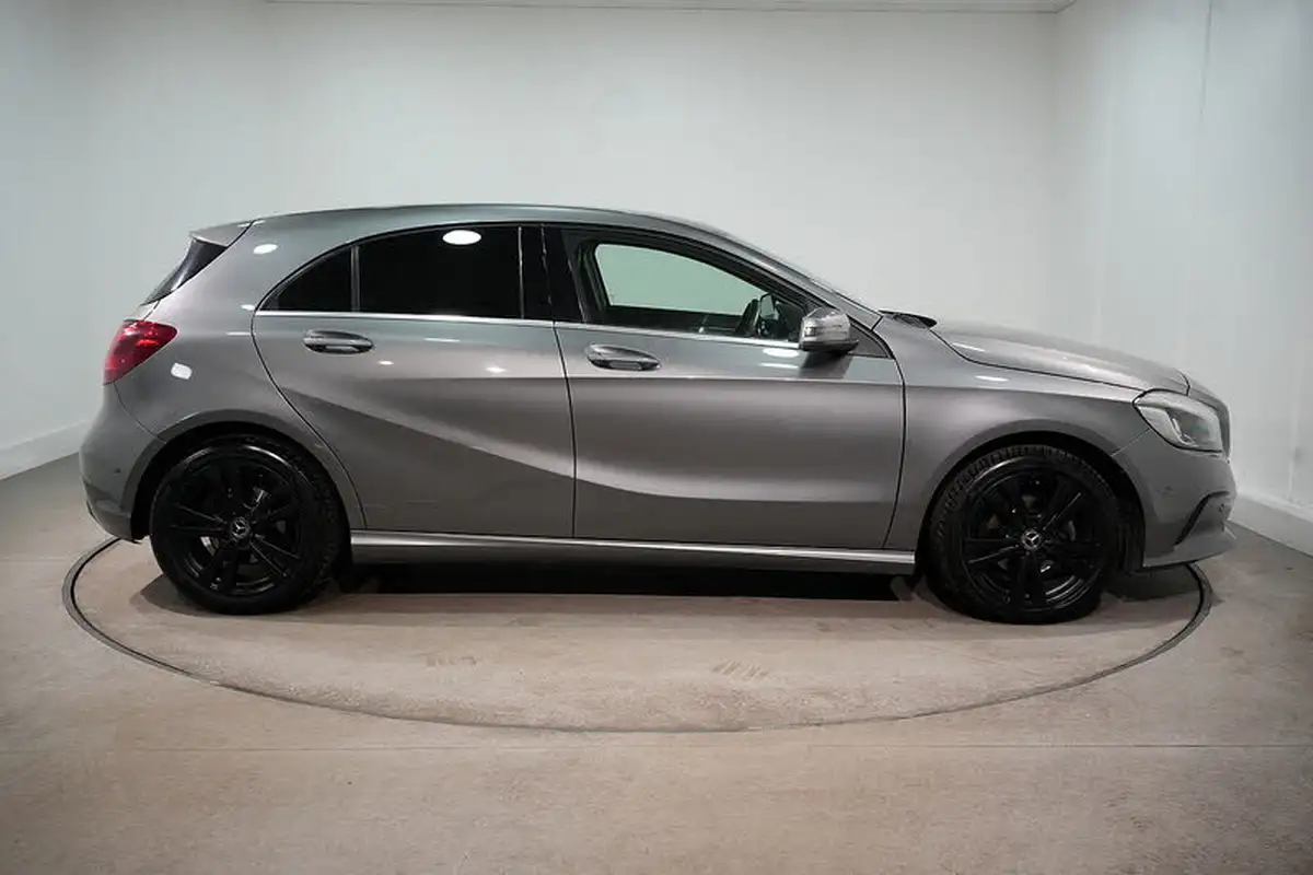 2017-mercedes-benz-a-class-15d-a180d-sport-premiumss-7g-dct-big-3