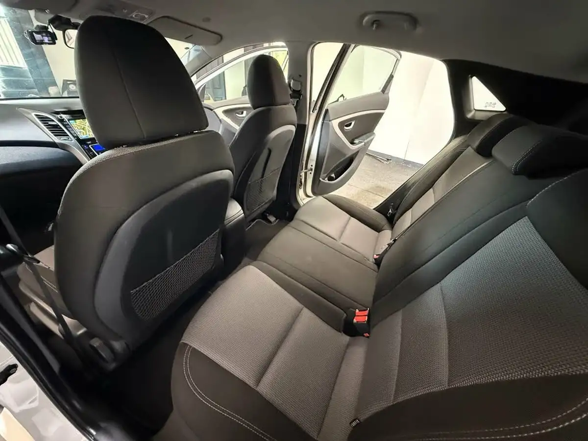 2012-hyundai-i30-16td-style-110ps-auto-big-35