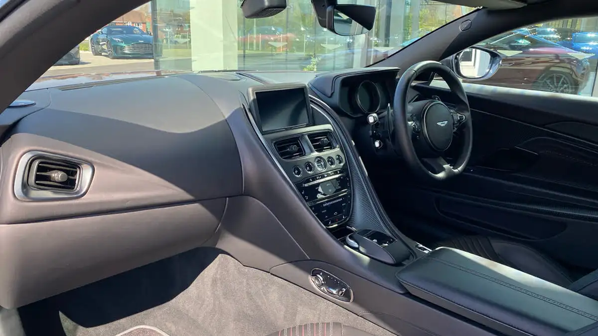 2019-aston-martin-db11-40-v8-big-19