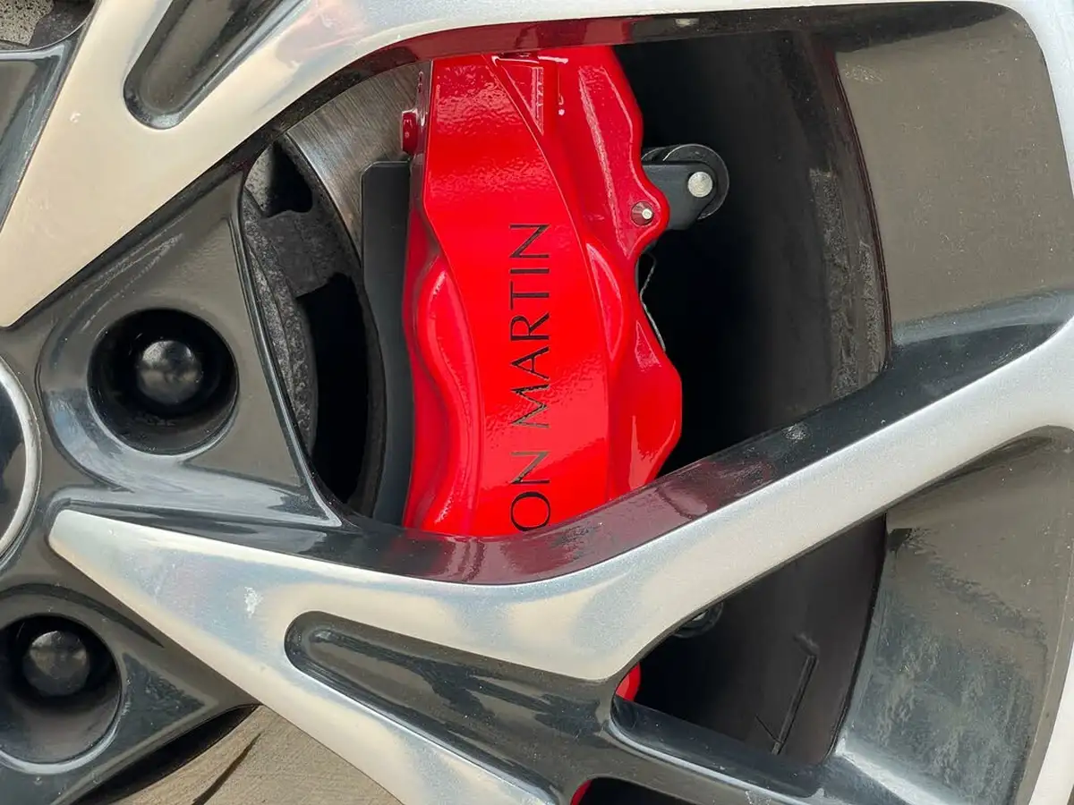 2019-aston-martin-db11-40-v8-big-9