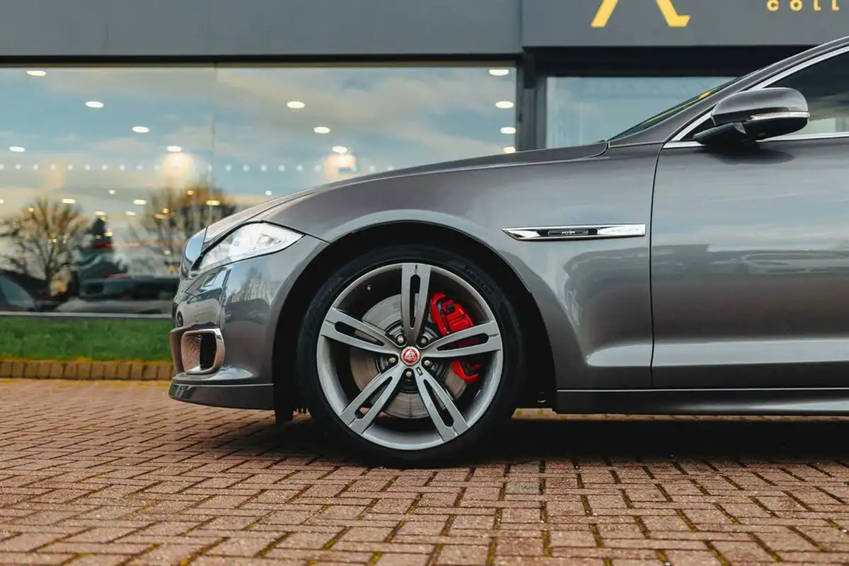 2015-jaguar-xj-series-50-xjr-saloon-big-14