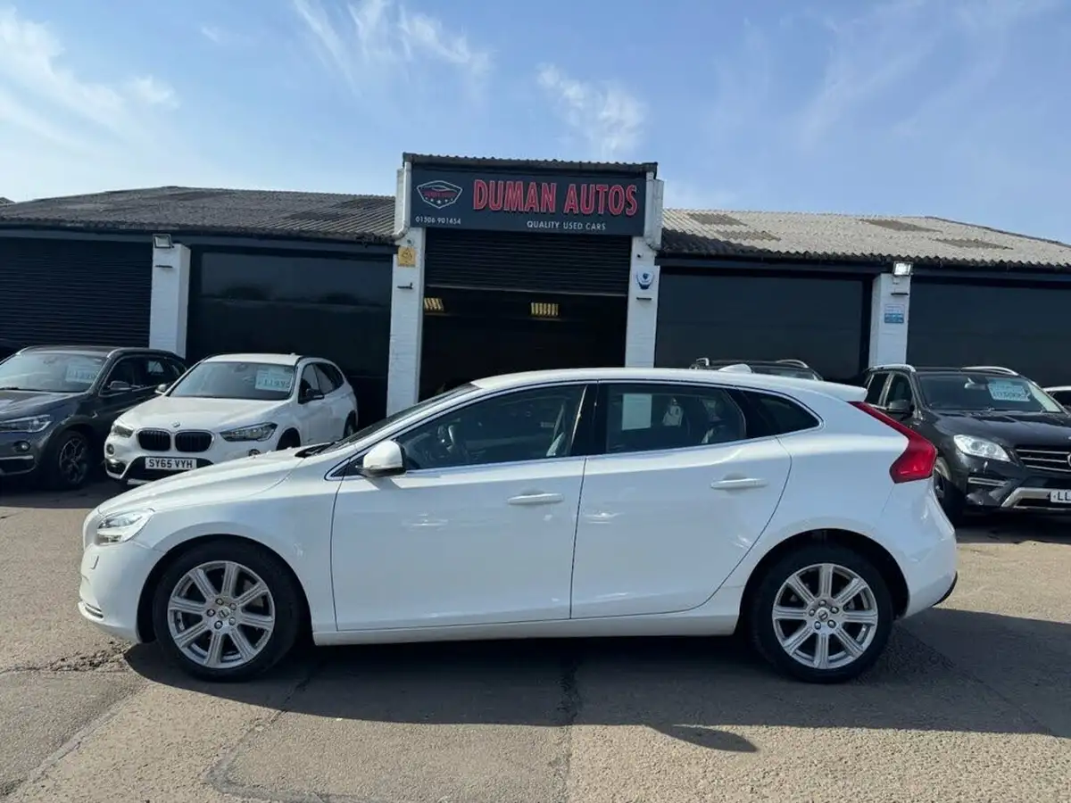 2016-volvo-v40-15-t2-inscription-big-3