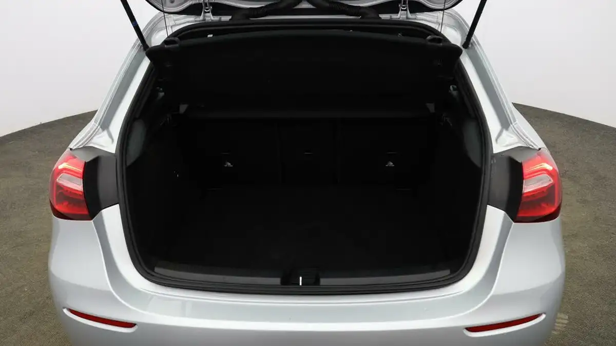 2020-mercedes-benz-a-class-13-a180-se-big-16