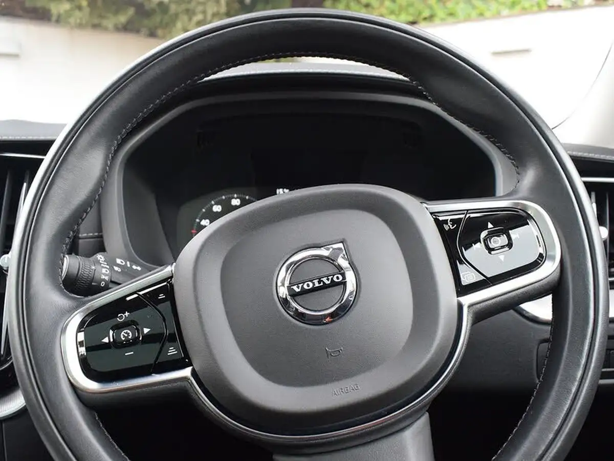2021-volvo-xc60-20-t6-inscription-340bhp-big-20