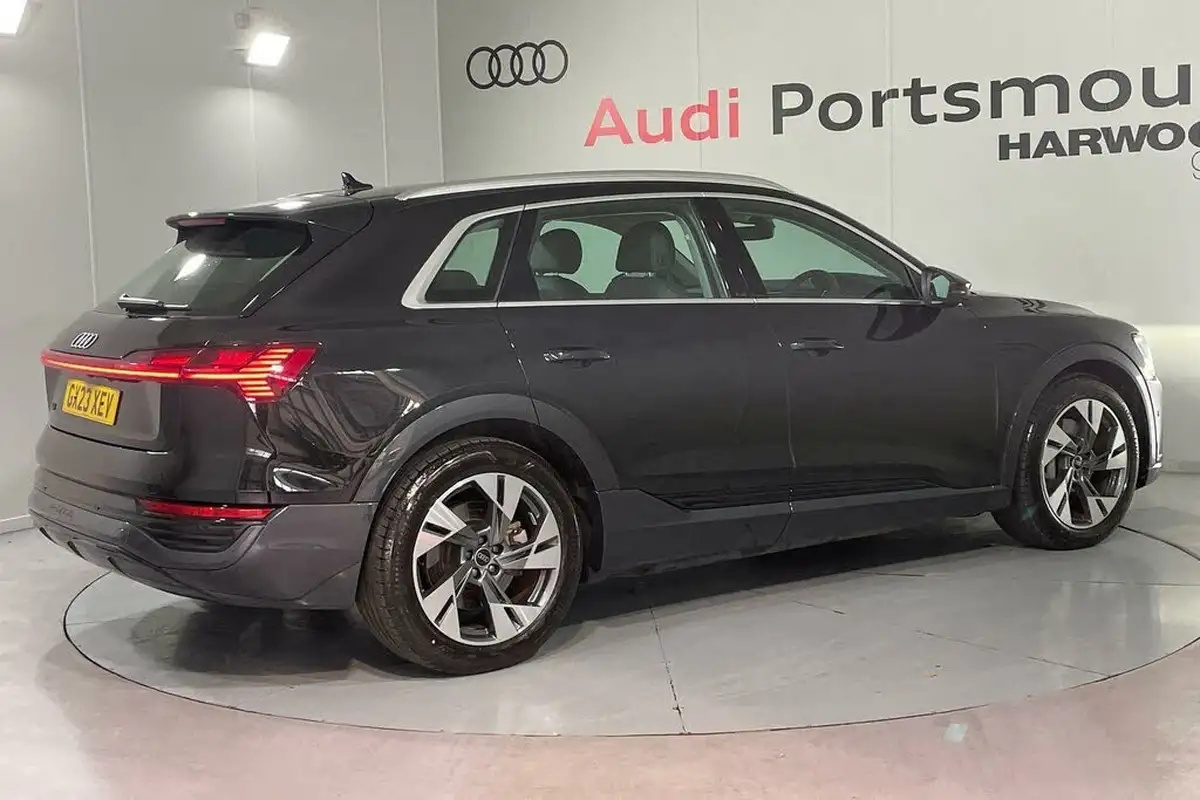2023-audi-q8-e-tron-50e-sport-suv-big-9